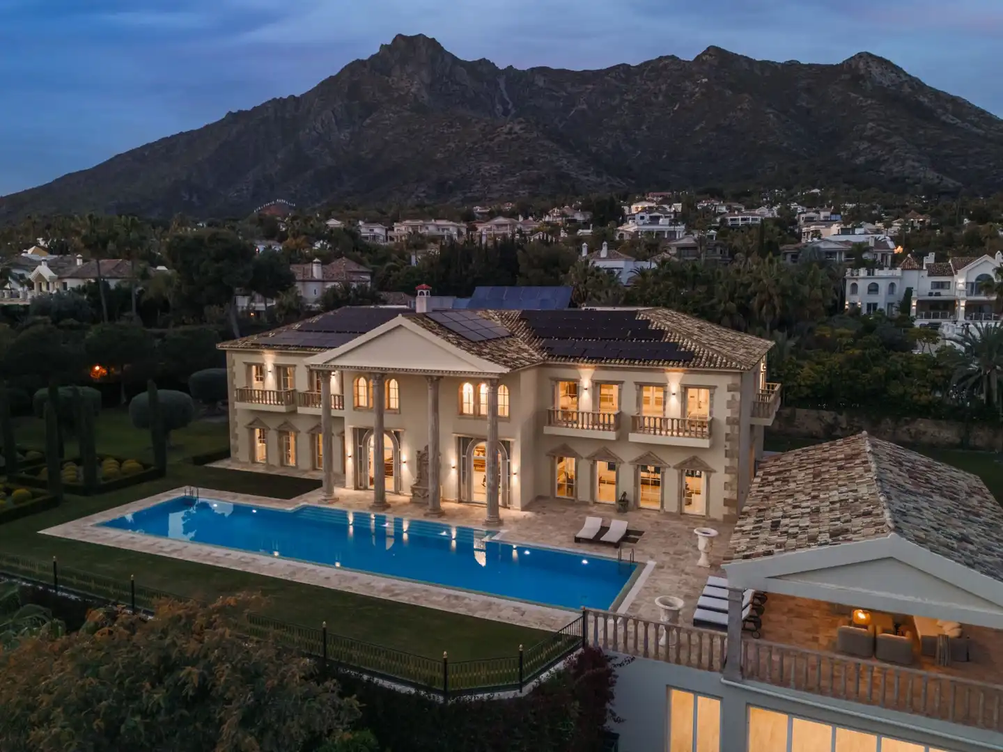 Vista exterior de Casa o chalet en venta en Marbella con Aire acondicionado, Calefacción y Jardín privado