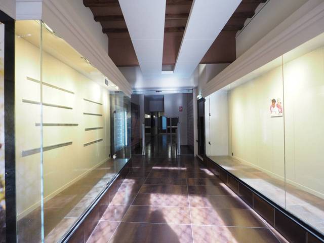 Local comercial en Alquiler en Plaza de les Olles, 12 en Centre