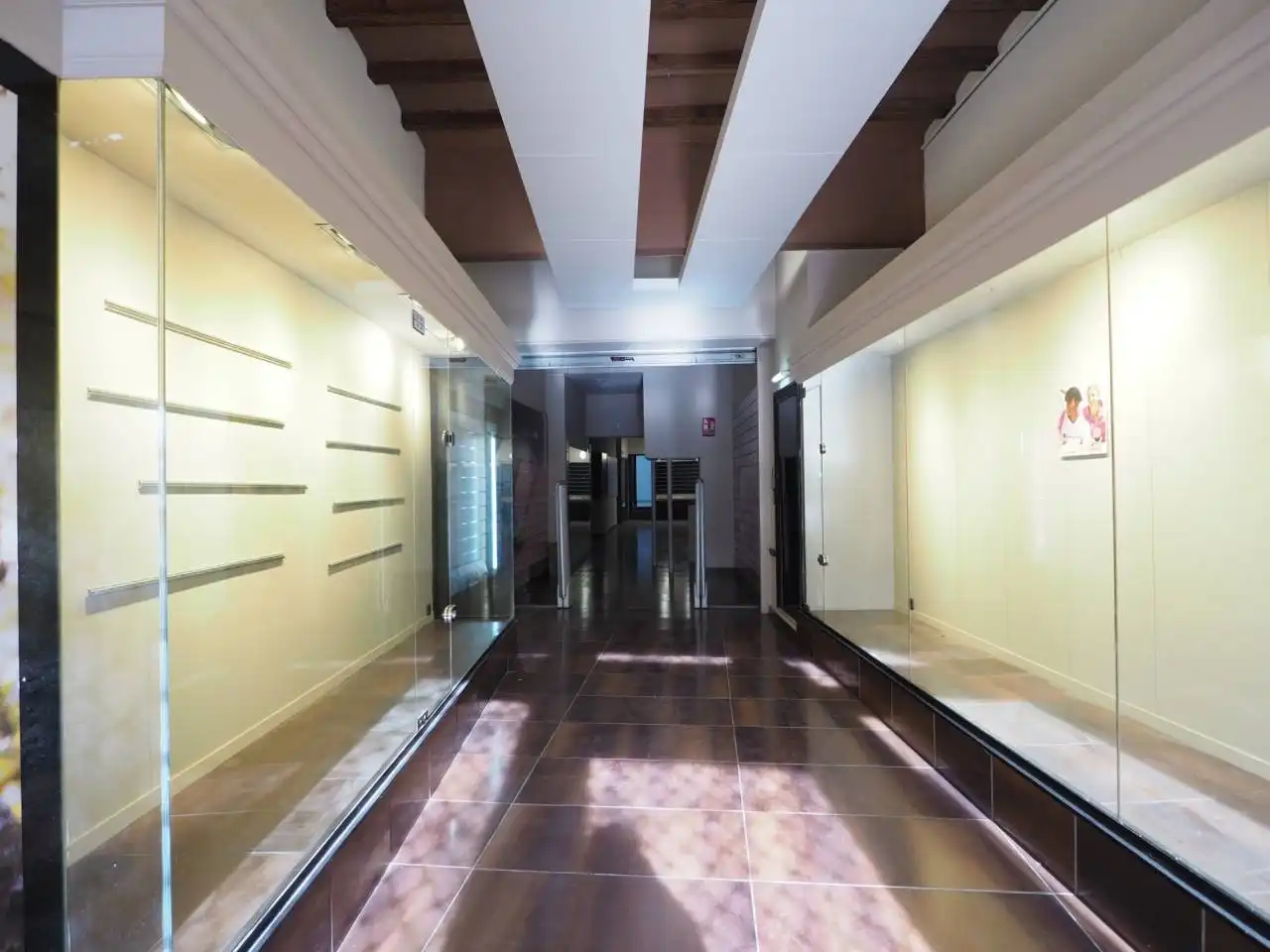 Local comercial de lloguer a Plaza de les Olles 12