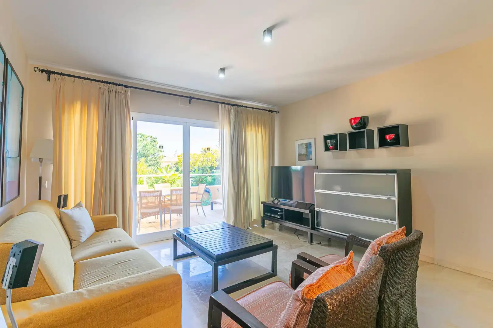Sala d'estar de Planta baixa en venda en Mijas amb Aire condicionat, Jardí privat i Terrassa