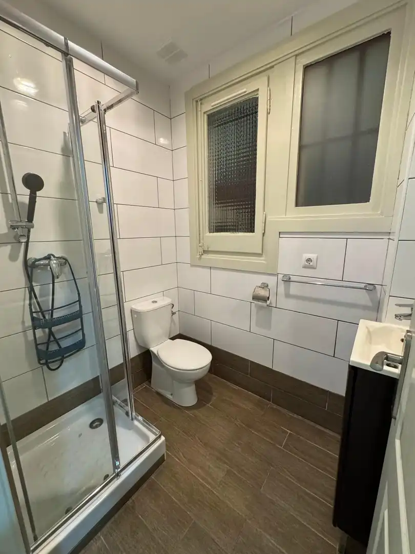 Badezimmer von Erdgeschoss zur Miete in Barcelona mit Klimaanlage