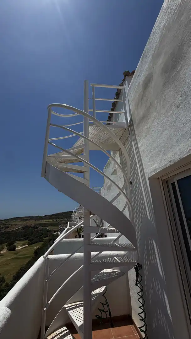 Vista exterior de Ático en venta en Estepona con Aire acondicionado, Calefacción y Terraza