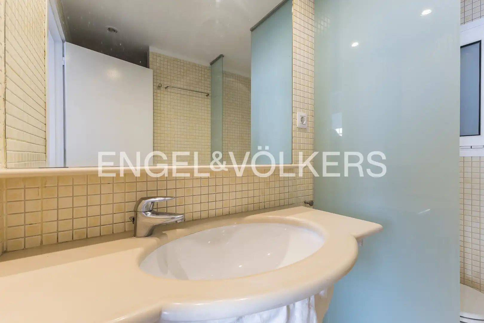 Bathroom of Flat for rent in Barcelona  with Air Conditioner, Heating and Parquet flooring