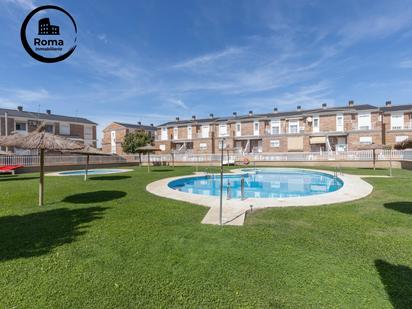 Jardí de Casa adosada en venda en Vegas del Genil amb Aire condicionat, Terrassa i Balcó