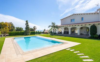 Swimming pool of House or chalet for sale in Roda de Berà  with Air Conditioner, Terrace and Swimming Pool