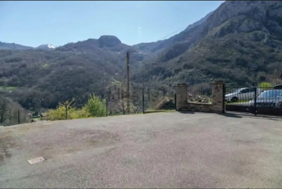 Aparcament de Casa o xalet en venda en Oseja de Sajambre amb Calefacció, Jardí privat i Parquet