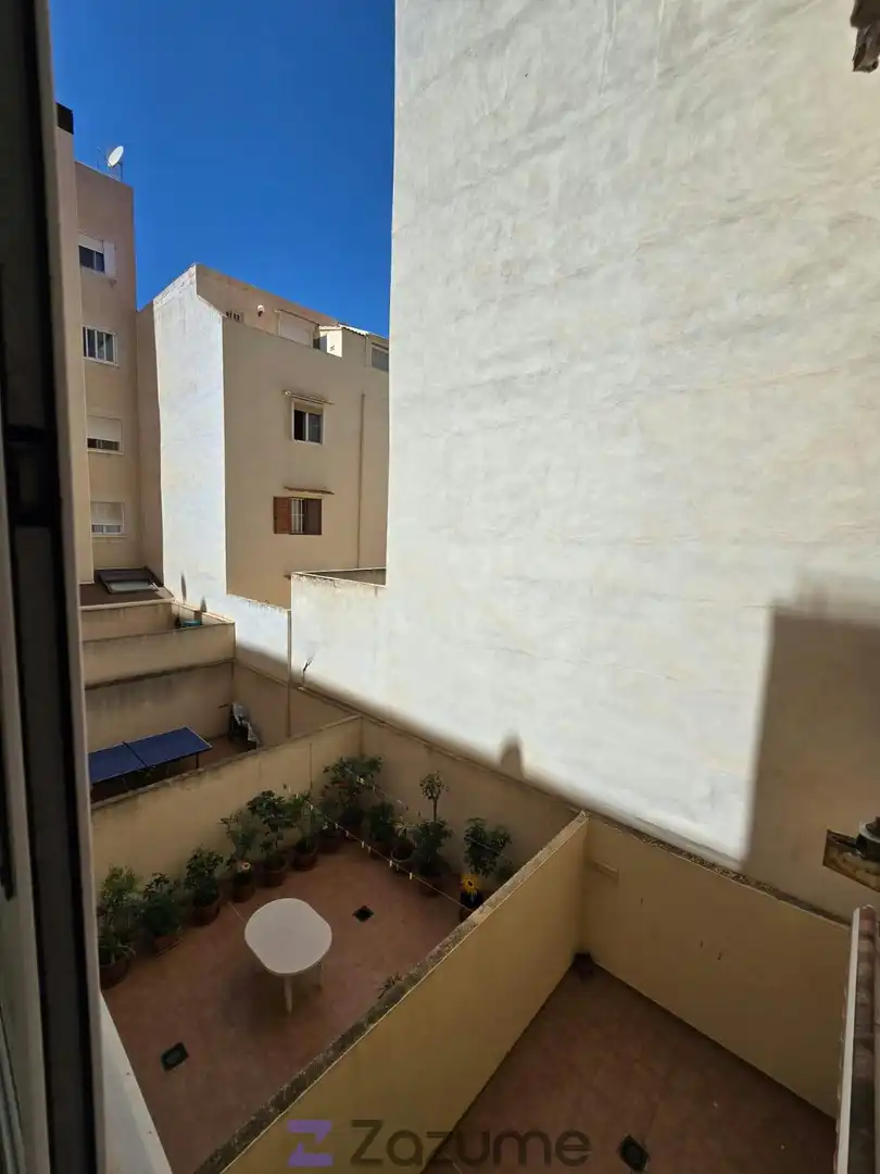 Terrassa de Pis de lloguer en Torrevieja amb Aire condicionat, Moblat i Forn