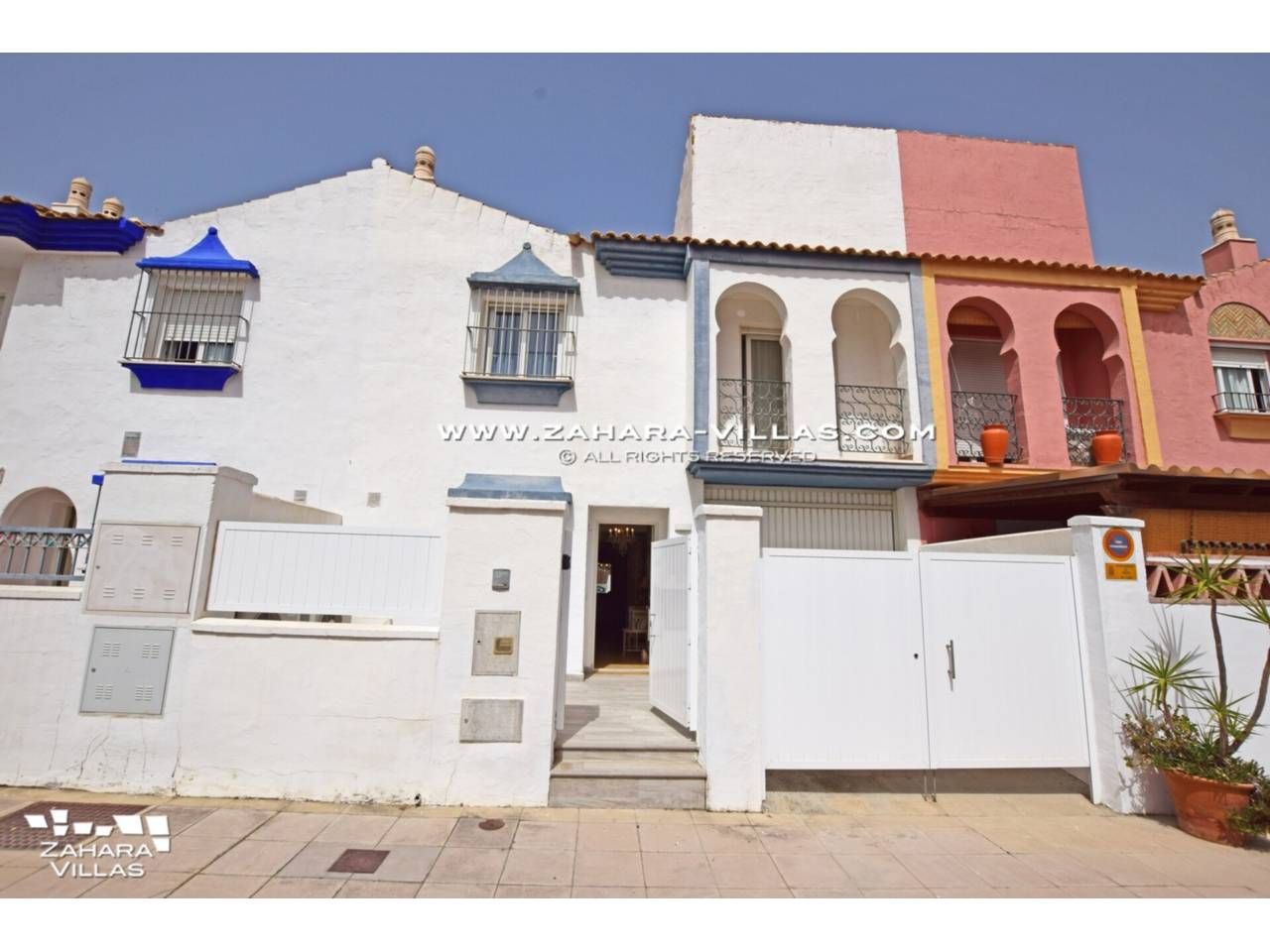 Vista exterior de Casa adosada en venta en Zahara de los Atunes con Aire acondicionado, Calefacción y Terraza