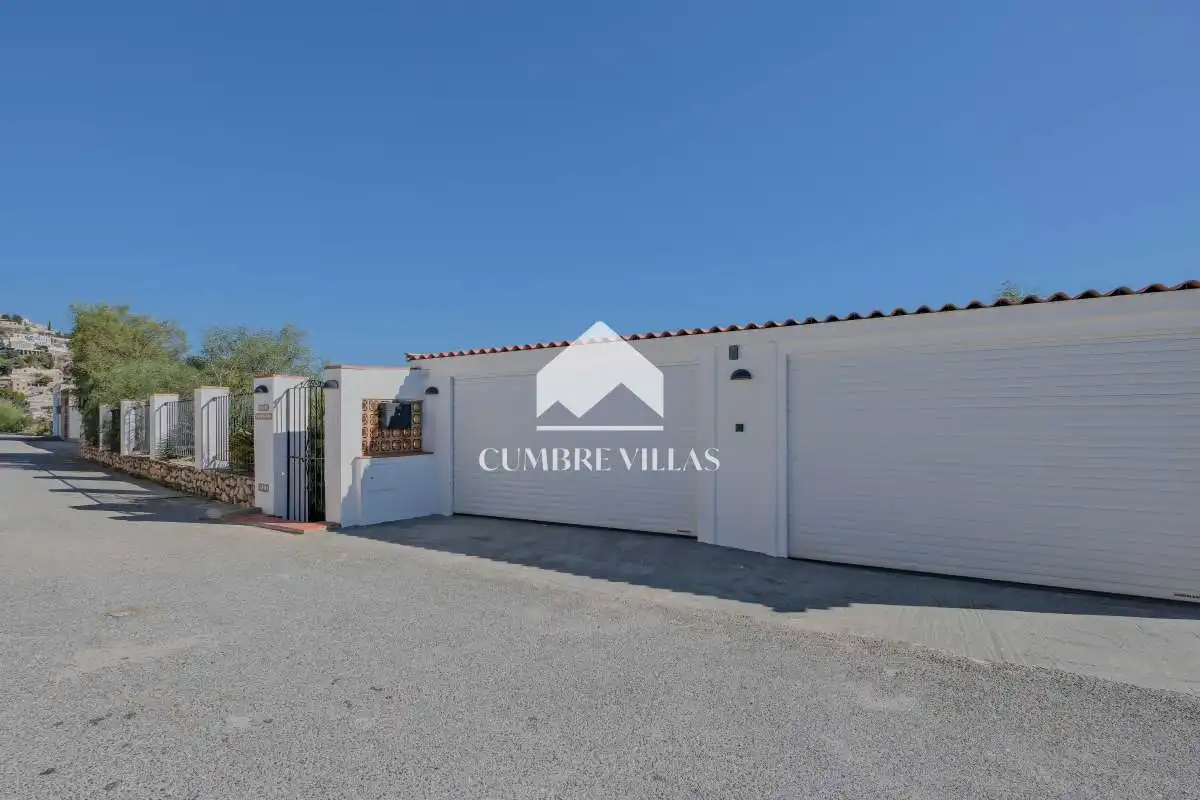 Vista exterior de Casa o xalet en venda en Almuñécar amb Jardí privat, Terrassa i Traster