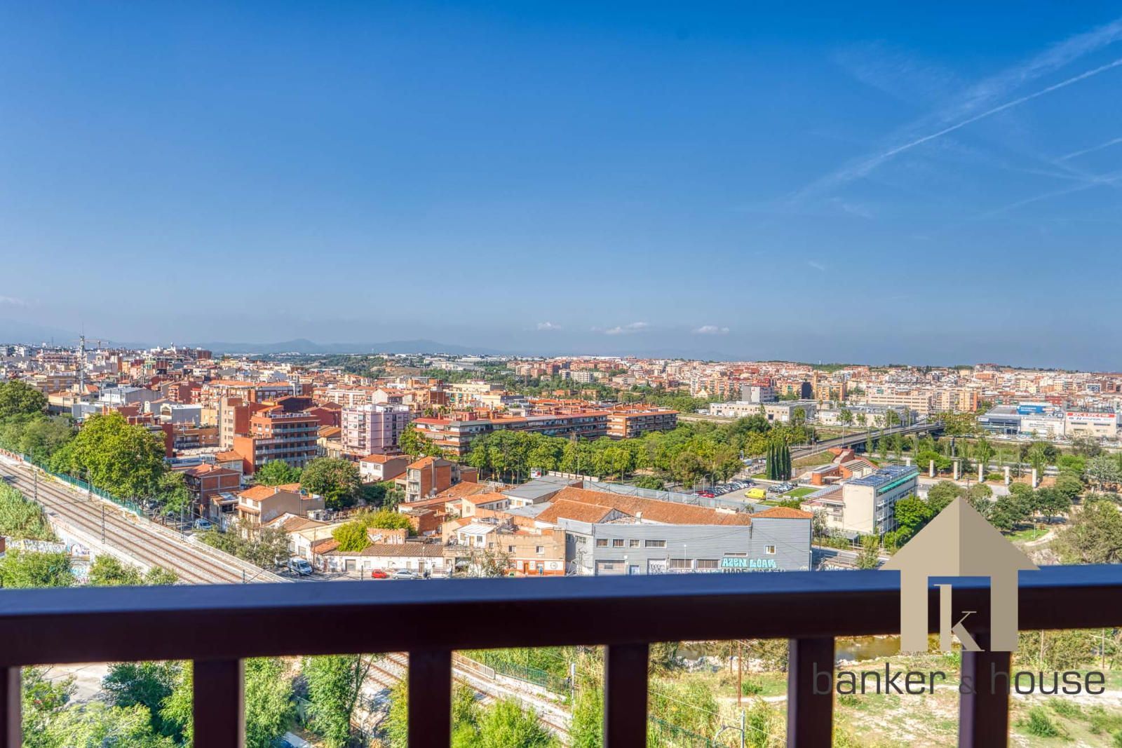 Vista exterior de Ático en venta en Cerdanyola del Vallès con Aire acondicionado, Calefacción y Parquet