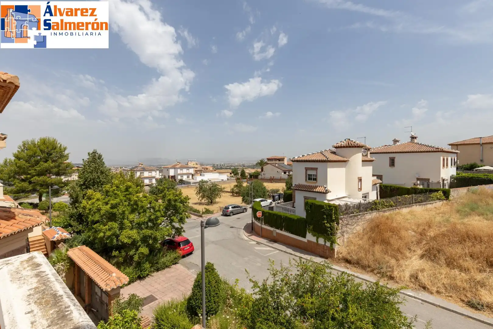 Vista exterior de Casa o xalet en venda en La Zubia amb Calefacció, Jardí privat i Terrassa