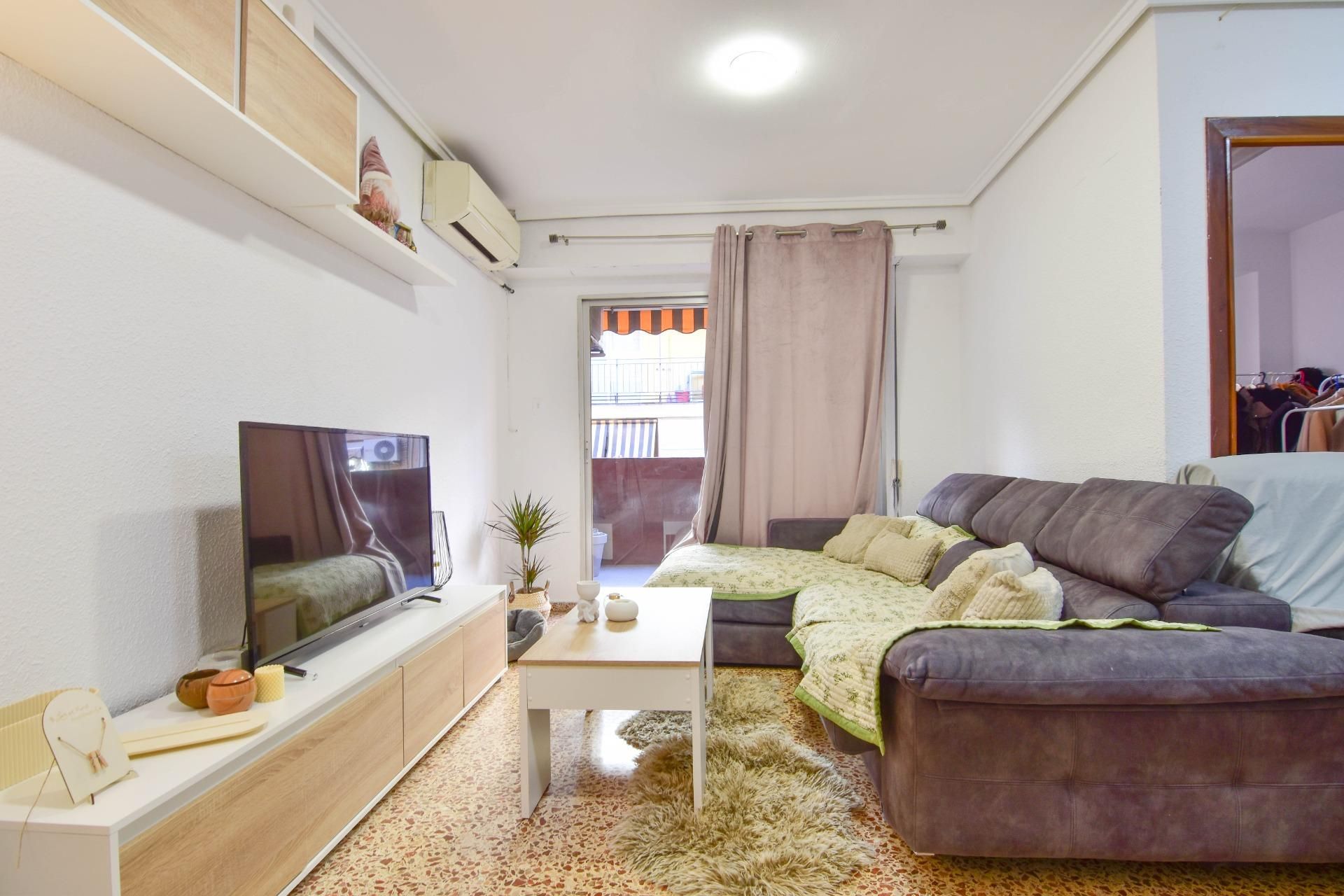 Living room of Flat for sale in Paiporta  with Air Conditioner and Balcony