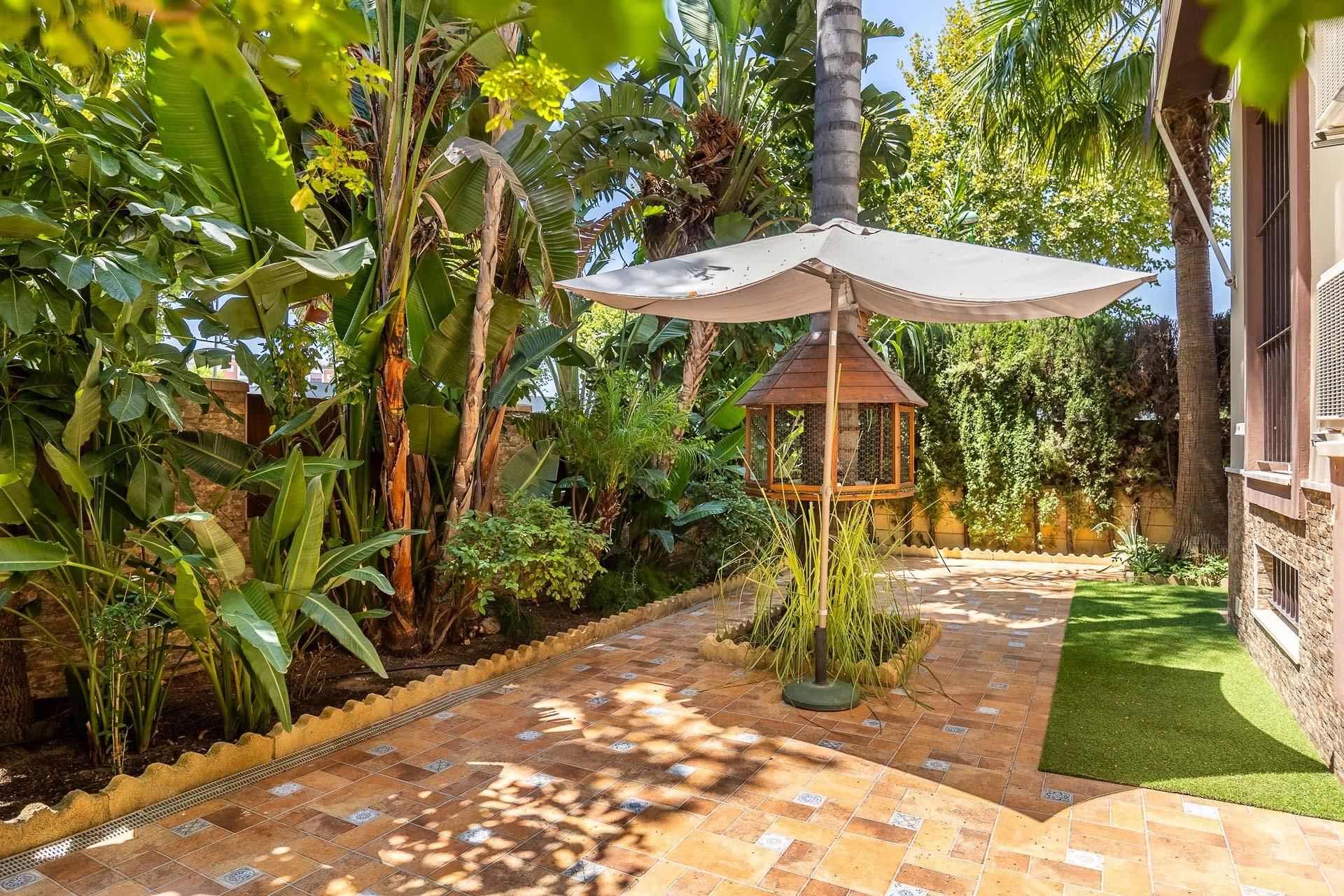 Jardí de Casa adosada en venda en Dos Hermanas amb Aire condicionat, Jardí privat i Terrassa