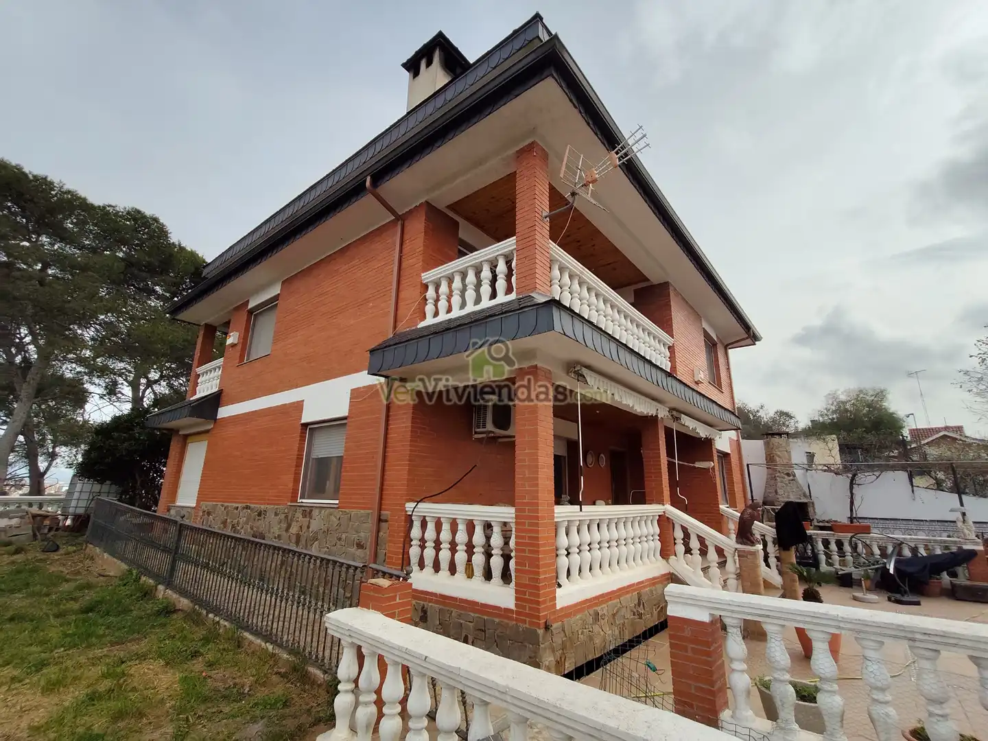 Vista exterior de Casa o xalet en venda en Cerdanyola del Vallès amb Calefacció, Jardí privat i Parquet