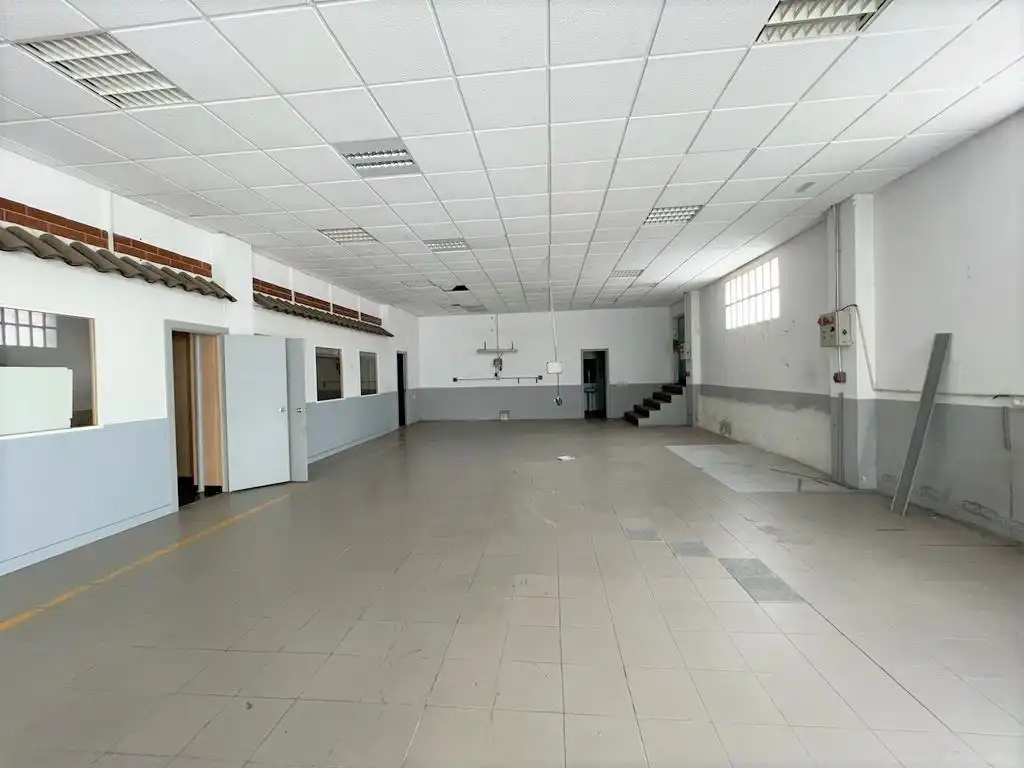 Fabrikhallen zur Miete in Òdena