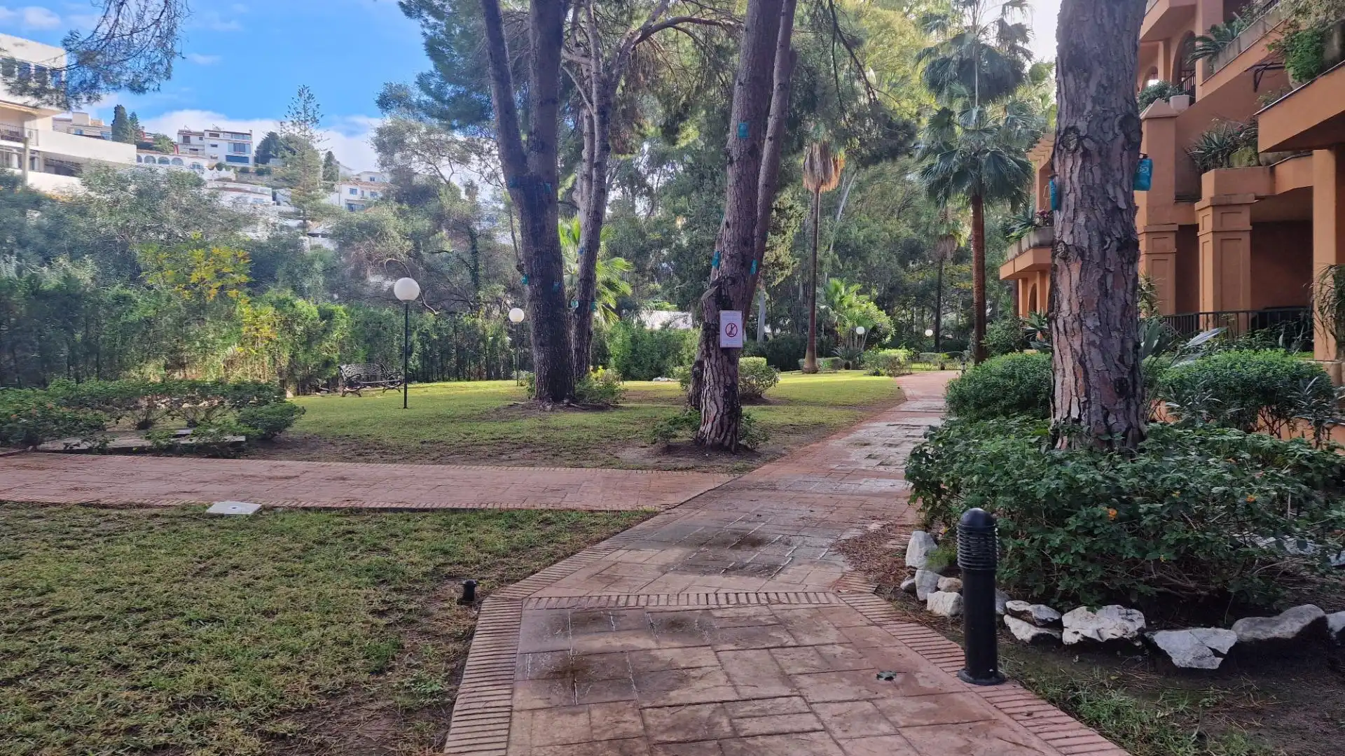 Vista exterior de Àtic en venda en Fuengirola amb Aire condicionat, Calefacció i Jardí privat