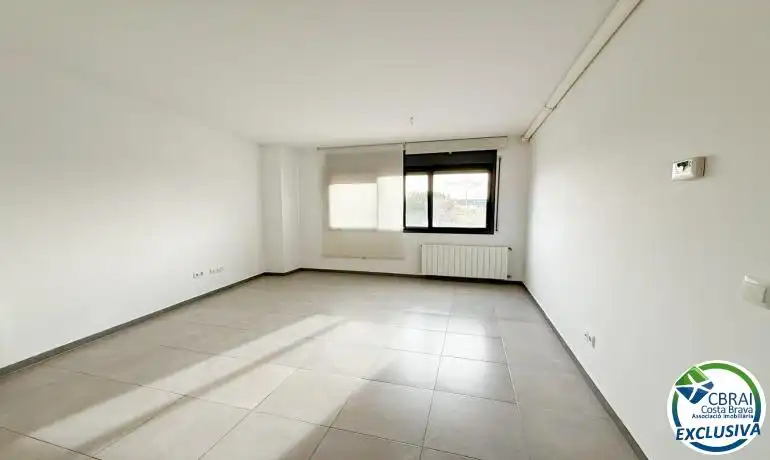 Vista exterior de Dúplex en venta en Figueres con Terraza y Piscina comunitaria