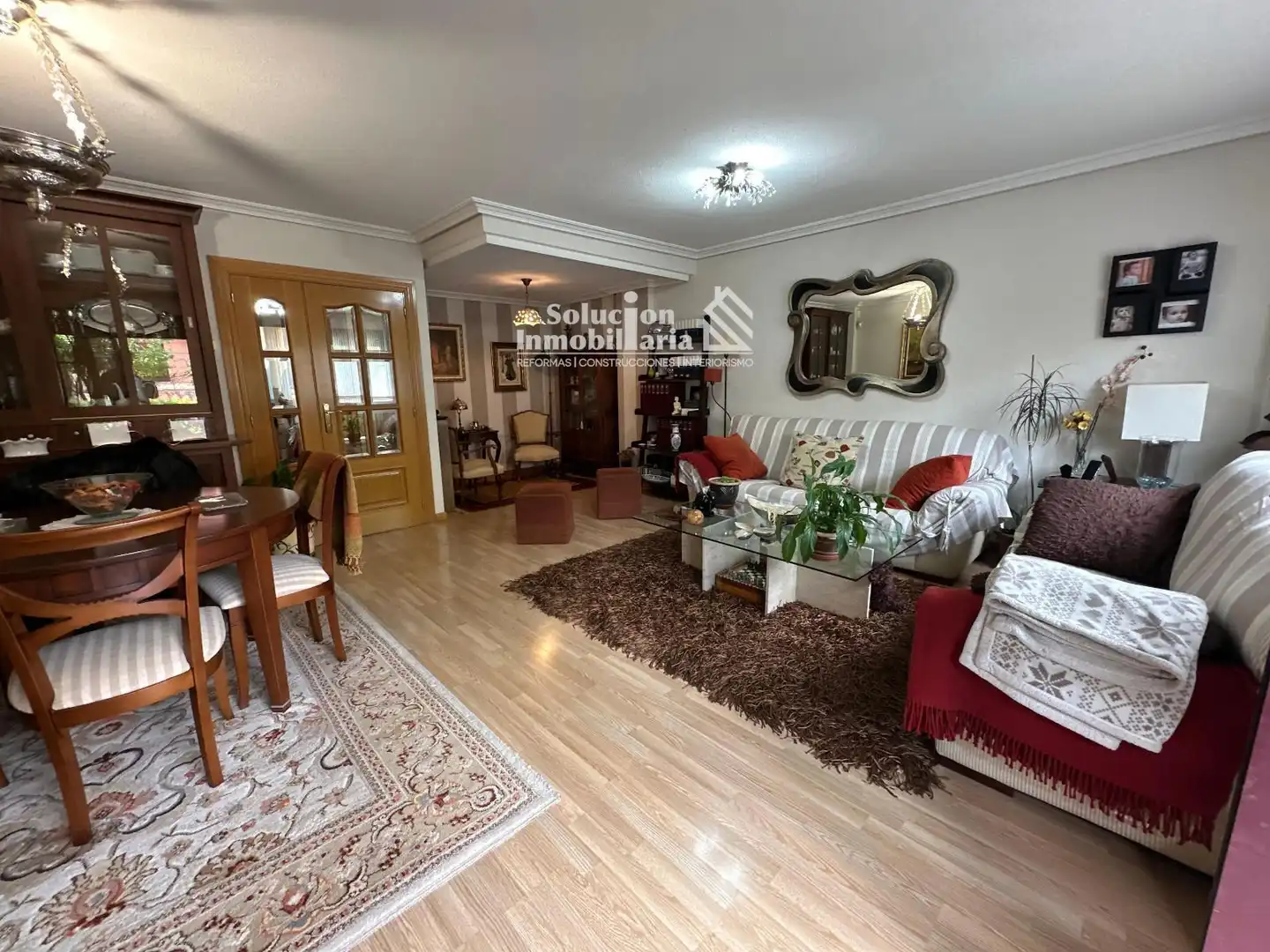 Wohnzimmer von Einfamilien-Reihenhaus zum Verkauf in Salamanca mit Heizung, Privatgarten und Möbliert