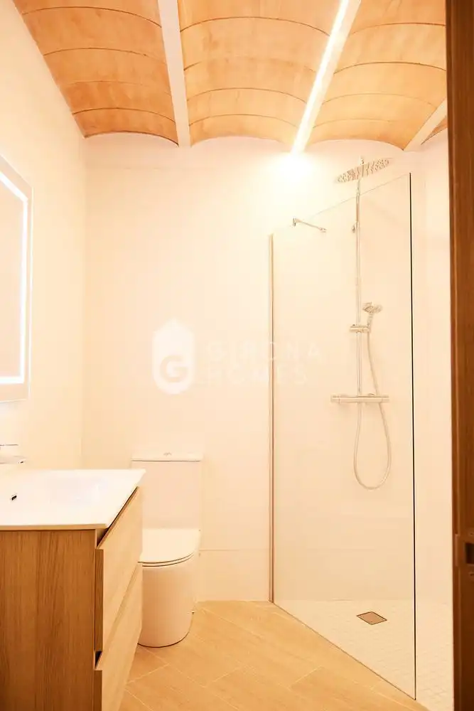 Bathroom of Houses for rent in Girona  with Air Conditioner, Heating and Private garden