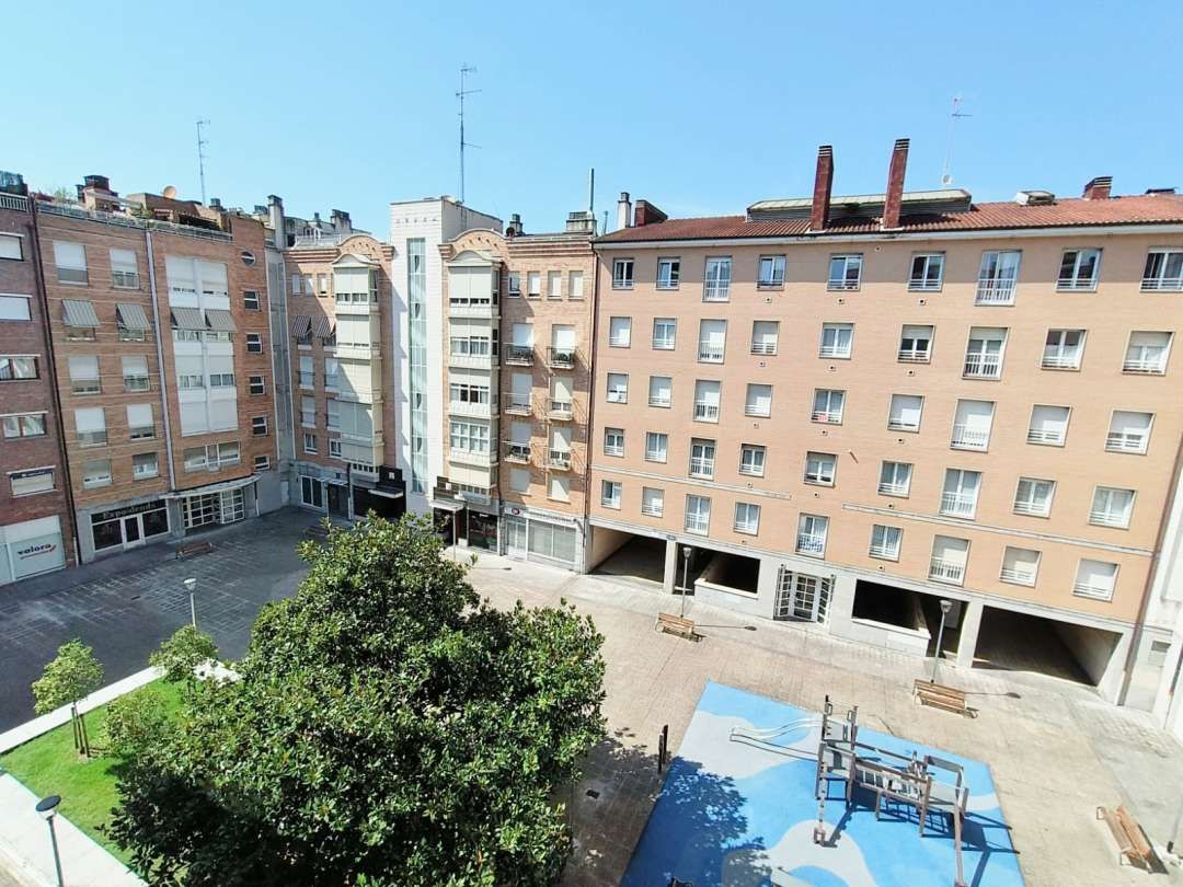 Vista exterior de Pis en venda en Donostia - San Sebastián  amb Calefacció i Moblat