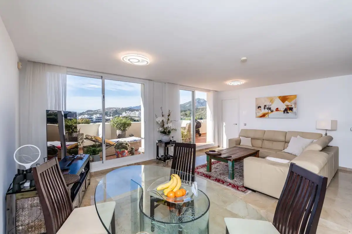 Wohnzimmer von Wohnungen zum Verkauf in Benahavís mit Klimaanlage, Privatgarten und Terrasse
