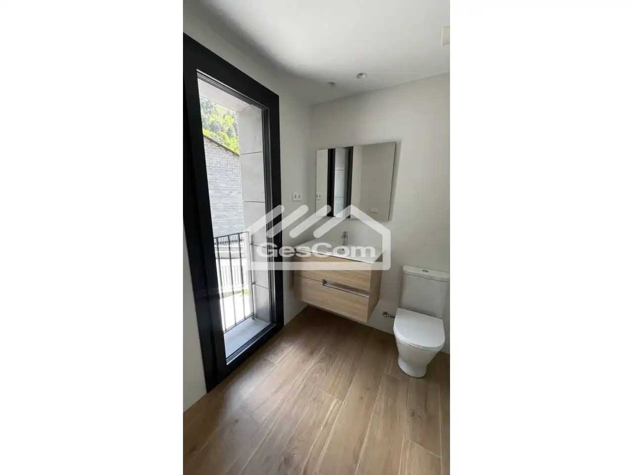 Baño de Piso de alquiler en Escaldes – Engordany con Calefacción y Balcón