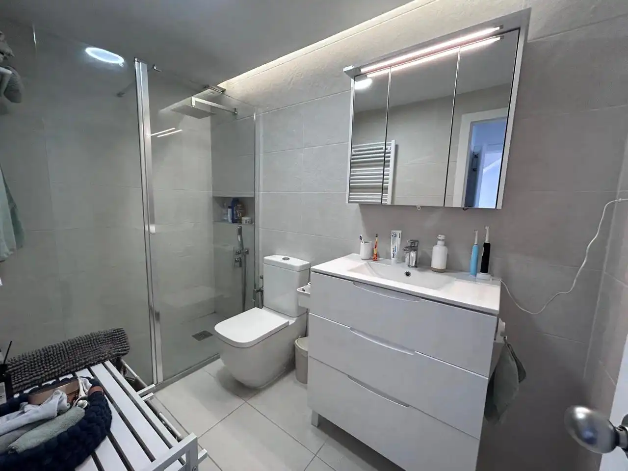 Baño de Casa adosada en venta en Castelldefels con Aire acondicionado, Trastero y Piscina
