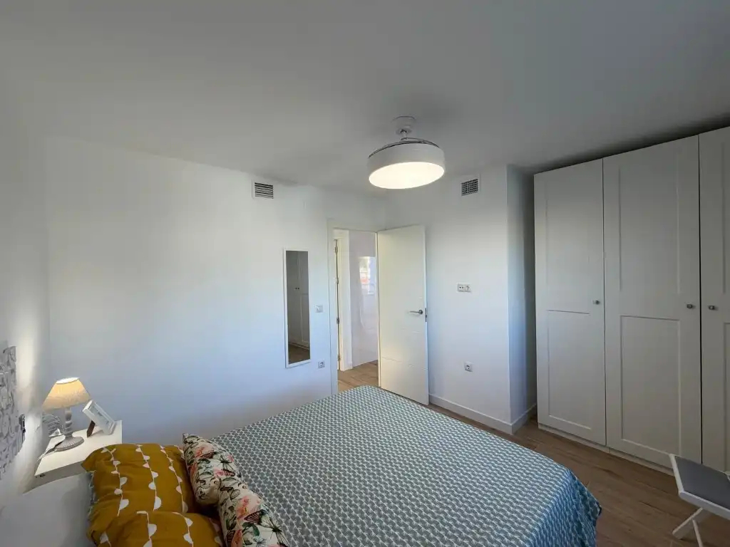 Dormitori de Apartament en venda en Torrevieja amb Aire condicionat, Jardí privat i Piscina