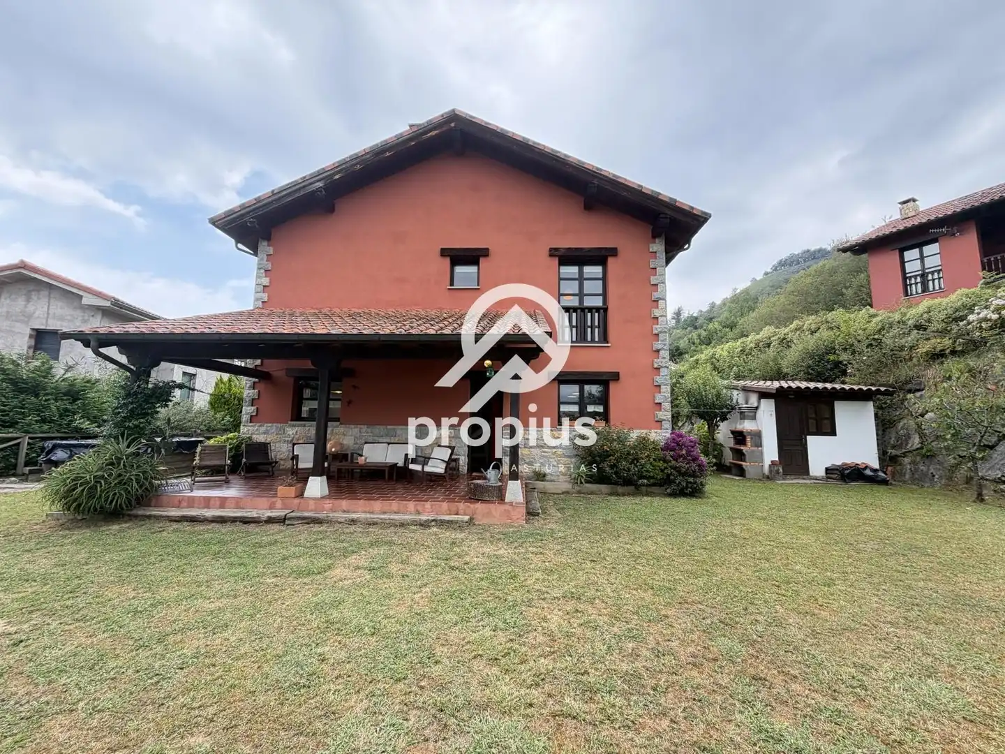 Vista exterior de Casa adosada en venda en Cangas de Onís amb Calefacció, Jardí privat i Terrassa