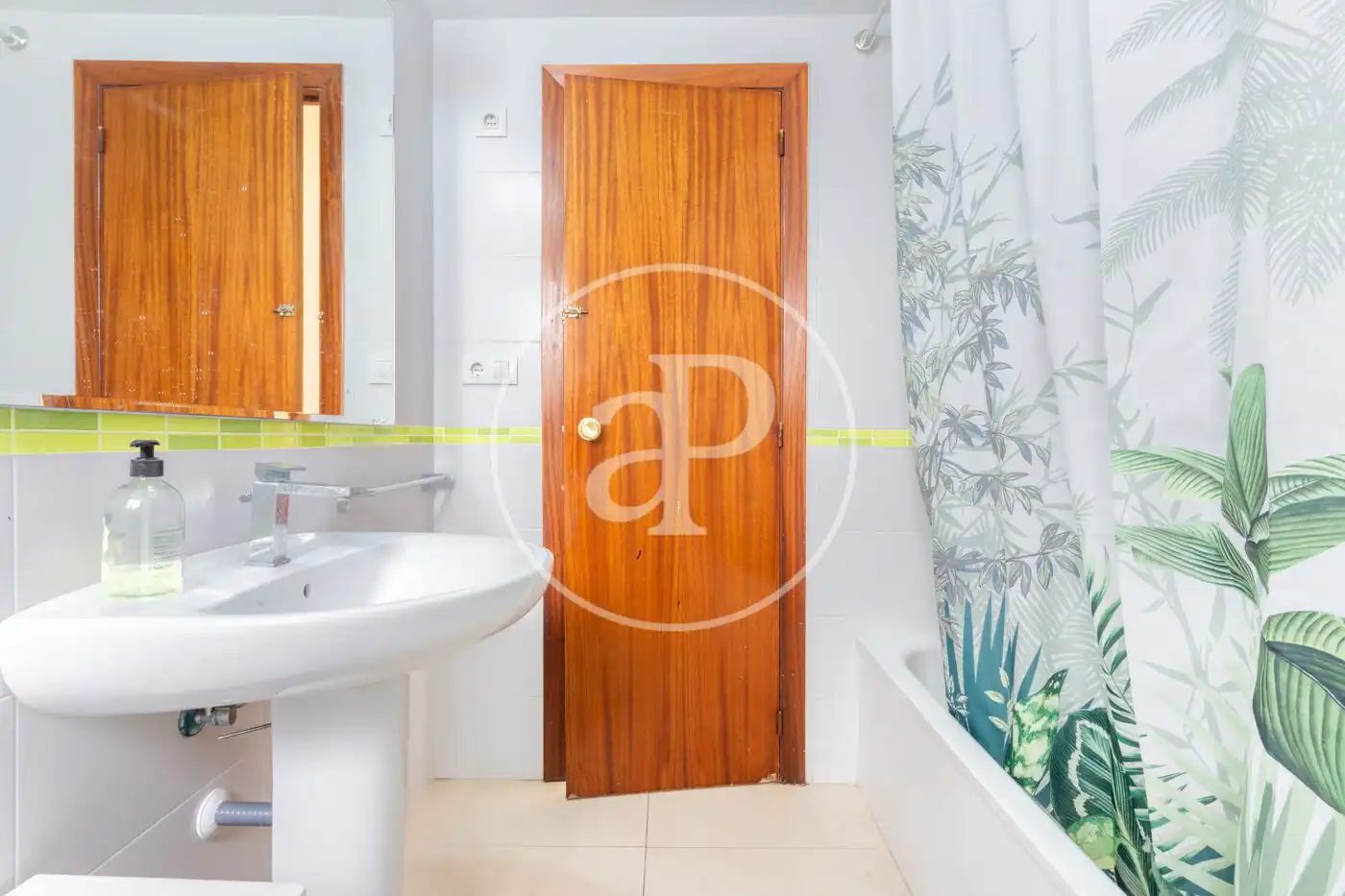 Bathroom of Flat for sale in Valencia  with Heating, Furnished and Balcony