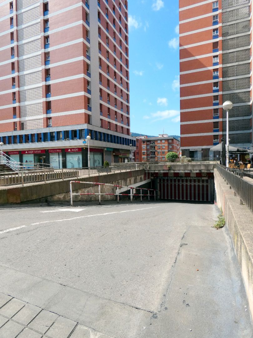 Vista exterior de Garatge en venda en Bilbao 