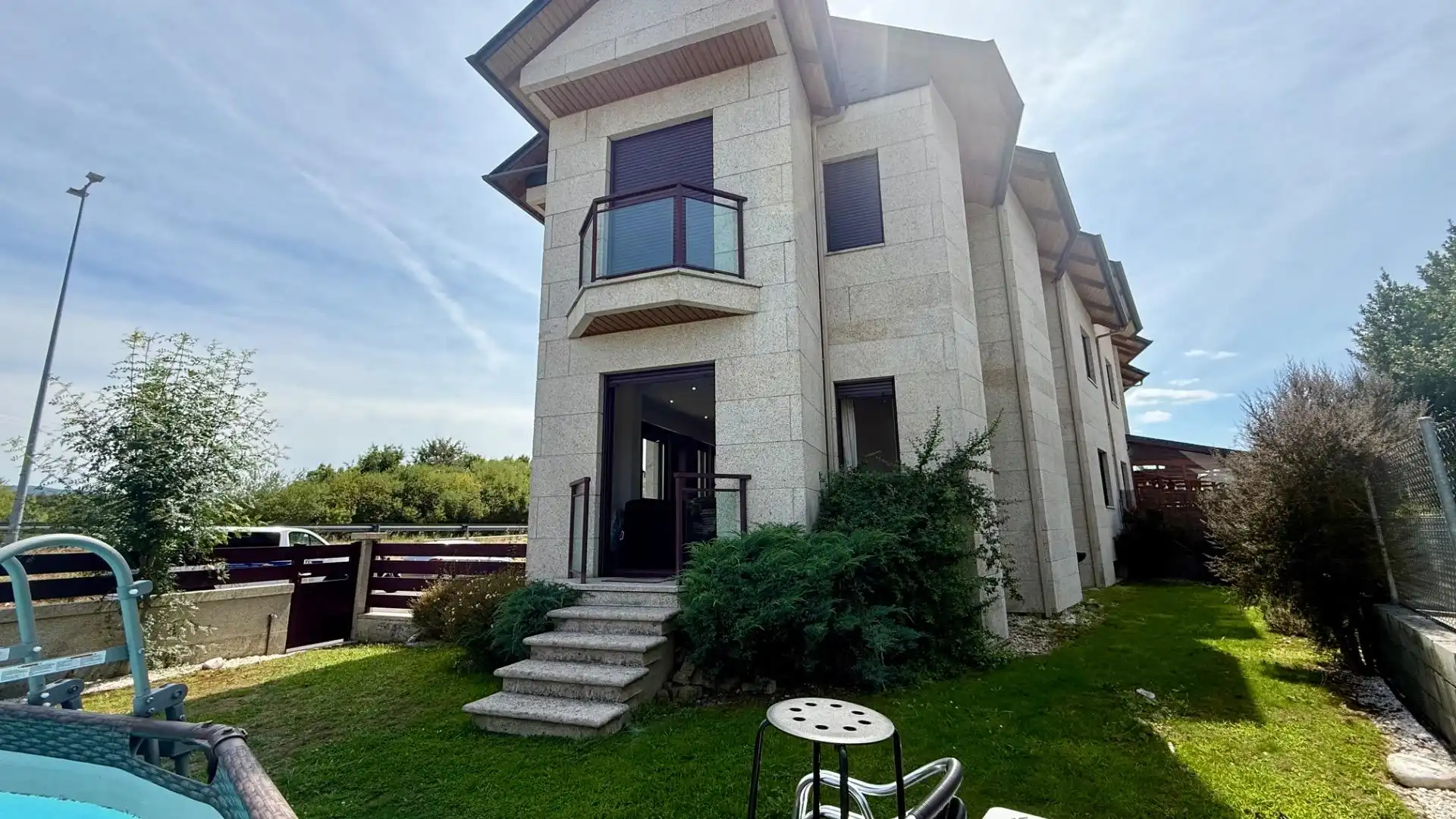 Vista exterior de Casa adosada en venta en San Cibrao das Viñas con Jardín privado, Amueblado y Balcón