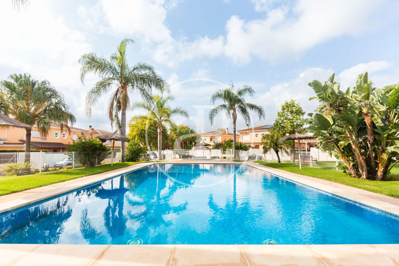 Piscina de Casa adosada de lloguer en San Antonio de Benagéber amb Aire condicionat, Calefacció i Jardí privat