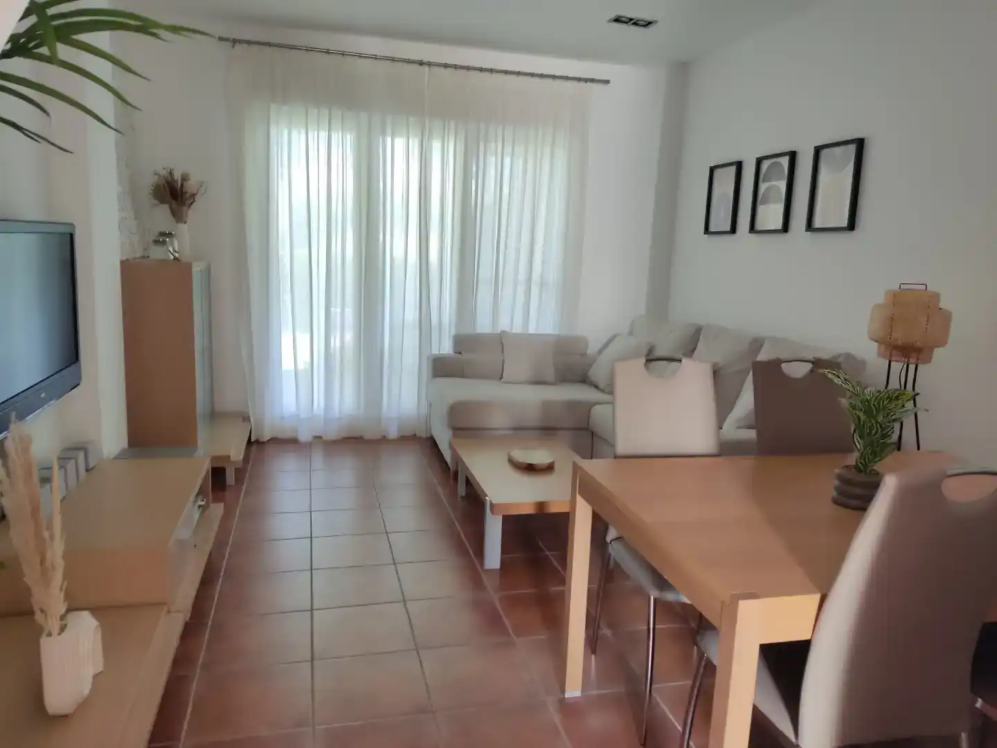 Sala d'estar de Casa adosada de lloguer en Islantilla amb Aire condicionat, Piscina i Balcó