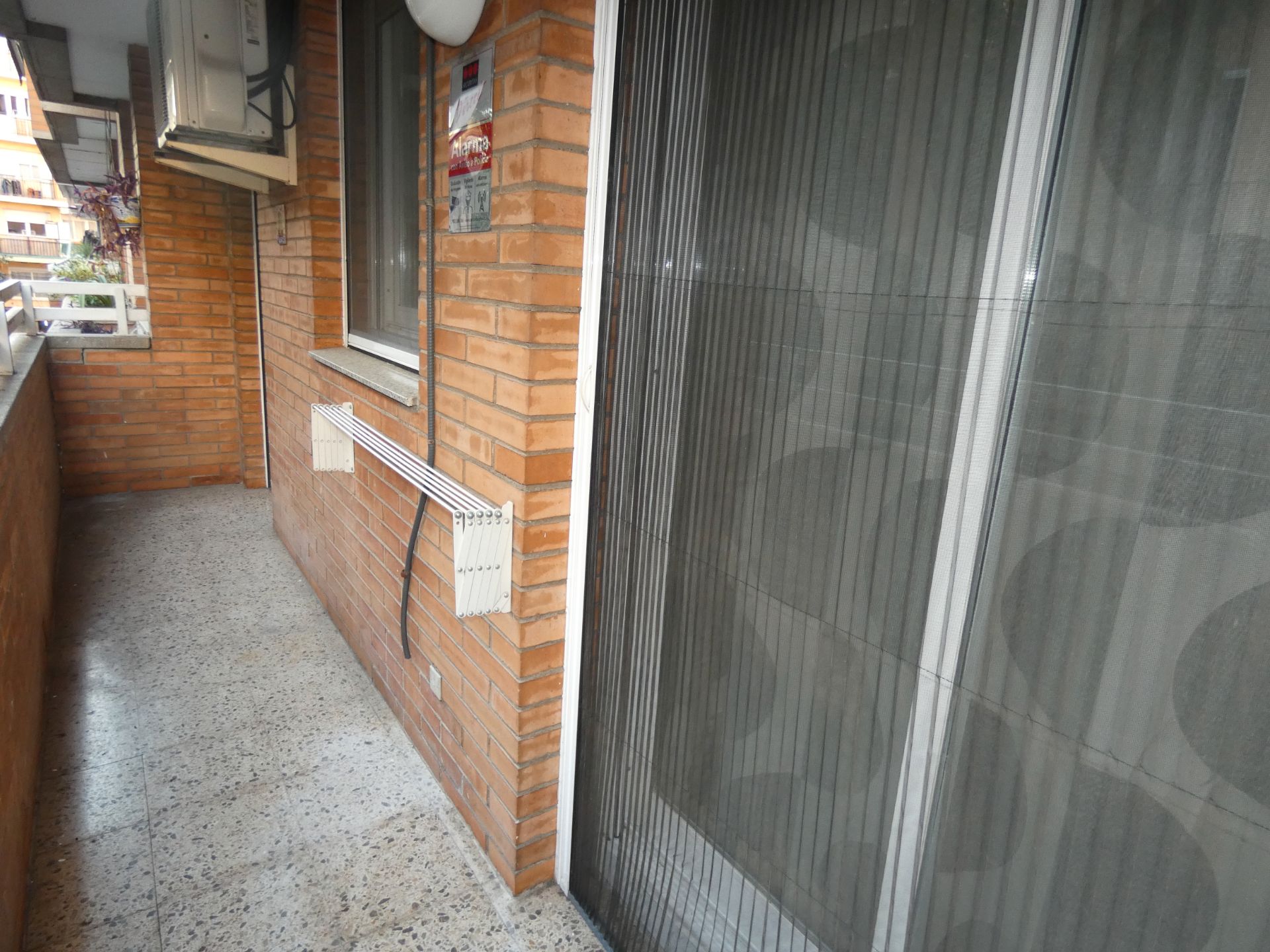 Vista exterior de Piso en venta en Cornellà de Llobregat con Aire acondicionado, Calefacción y Parquet