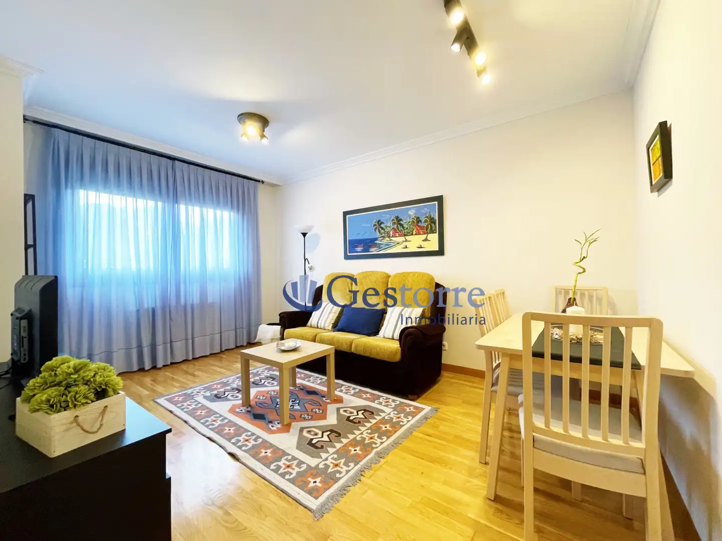 Sala de estar de Piso de alquiler en Oviedo  con Calefacción, Parquet y Trastero