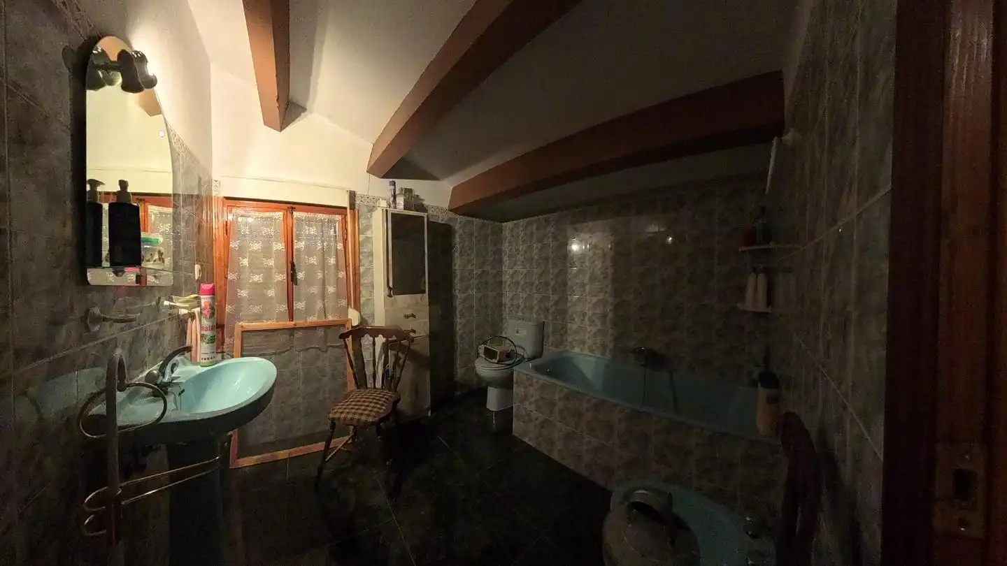Bany de Casa o xalet en venda en Robledo amb Terrassa i Balcó
