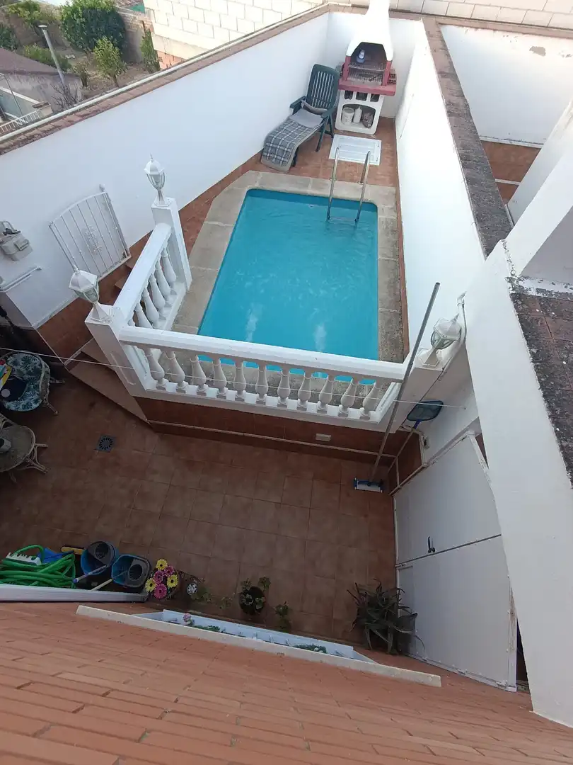 Piscina de Casa adosada en venda en Linares amb Aire condicionat, Calefacció i Terrassa