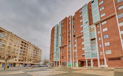 Außenansicht von Wohnung zum verkauf in  Pamplona / Iruña mit Heizung, Parkett und Terrasse