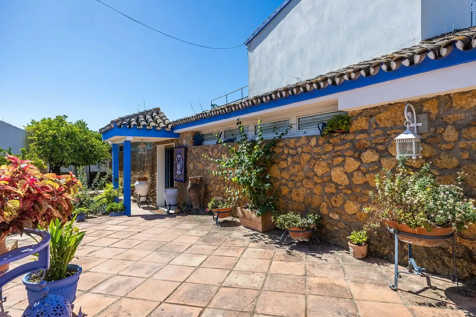 Außenansicht von Haus oder Chalet zum Verkauf in Tomares mit Klimaanlage, Heizung und Privatgarten