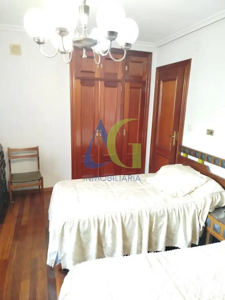 Dormitori de Pis en venda en León Capital  amb Calefacció, Parquet i Terrassa