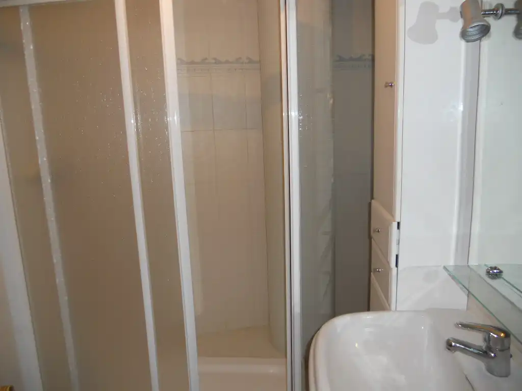 Baño de Piso de alquiler en Santiago de Compostela  con Calefacción, Trastero y Horno