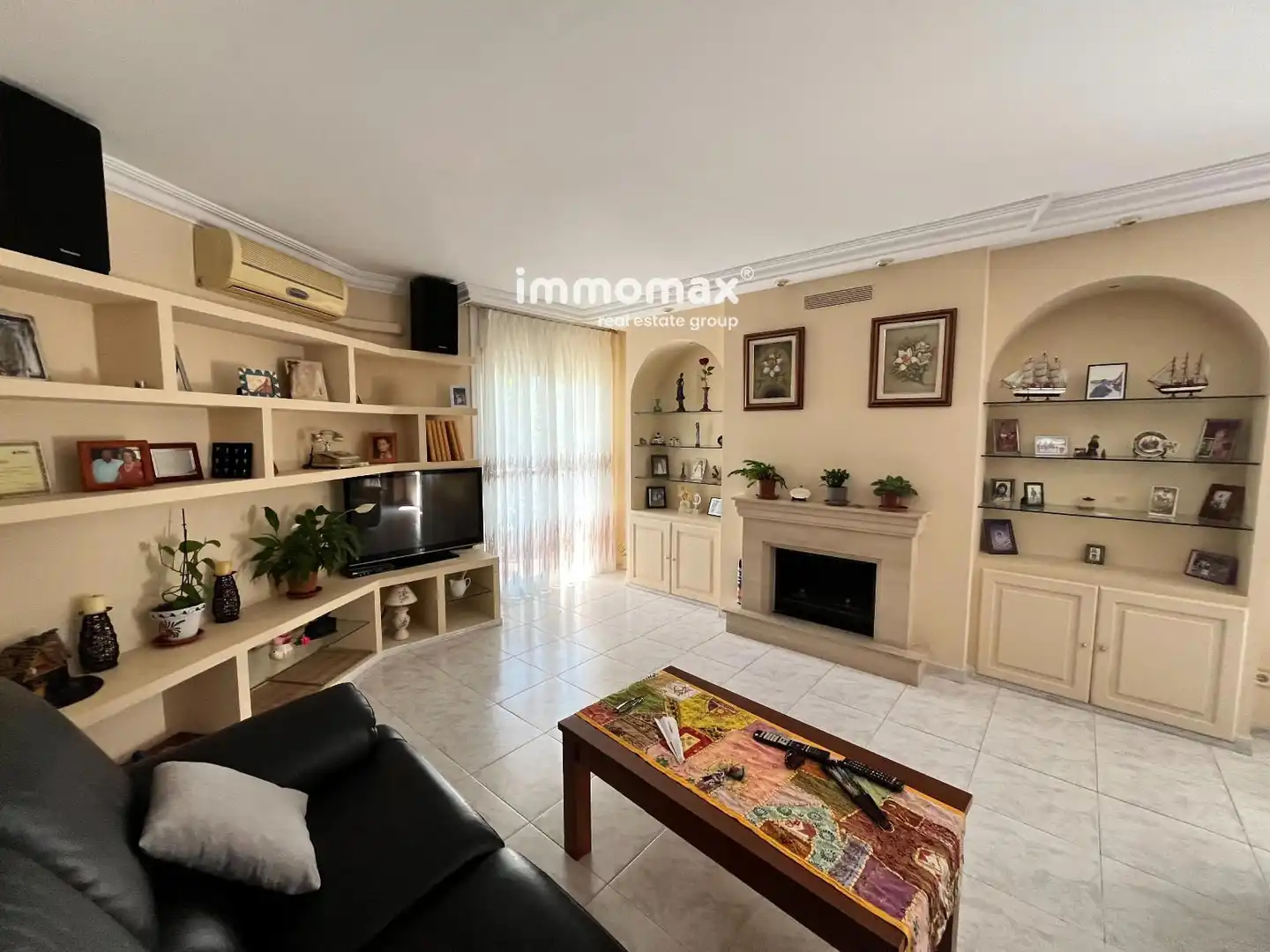 Sala de estar de Casa adosada en venta en Vilanova i la Geltrú con Calefacción, Jardín privado y Terraza