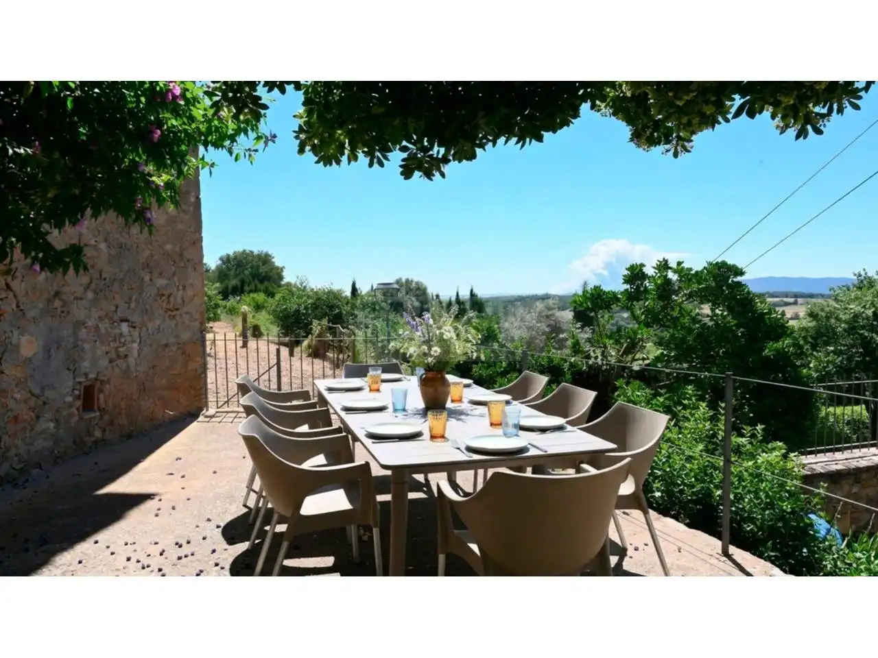 Terrasse von Country house zur Miete in Vilademuls mit Klimaanlage, Heizung und Privatgarten