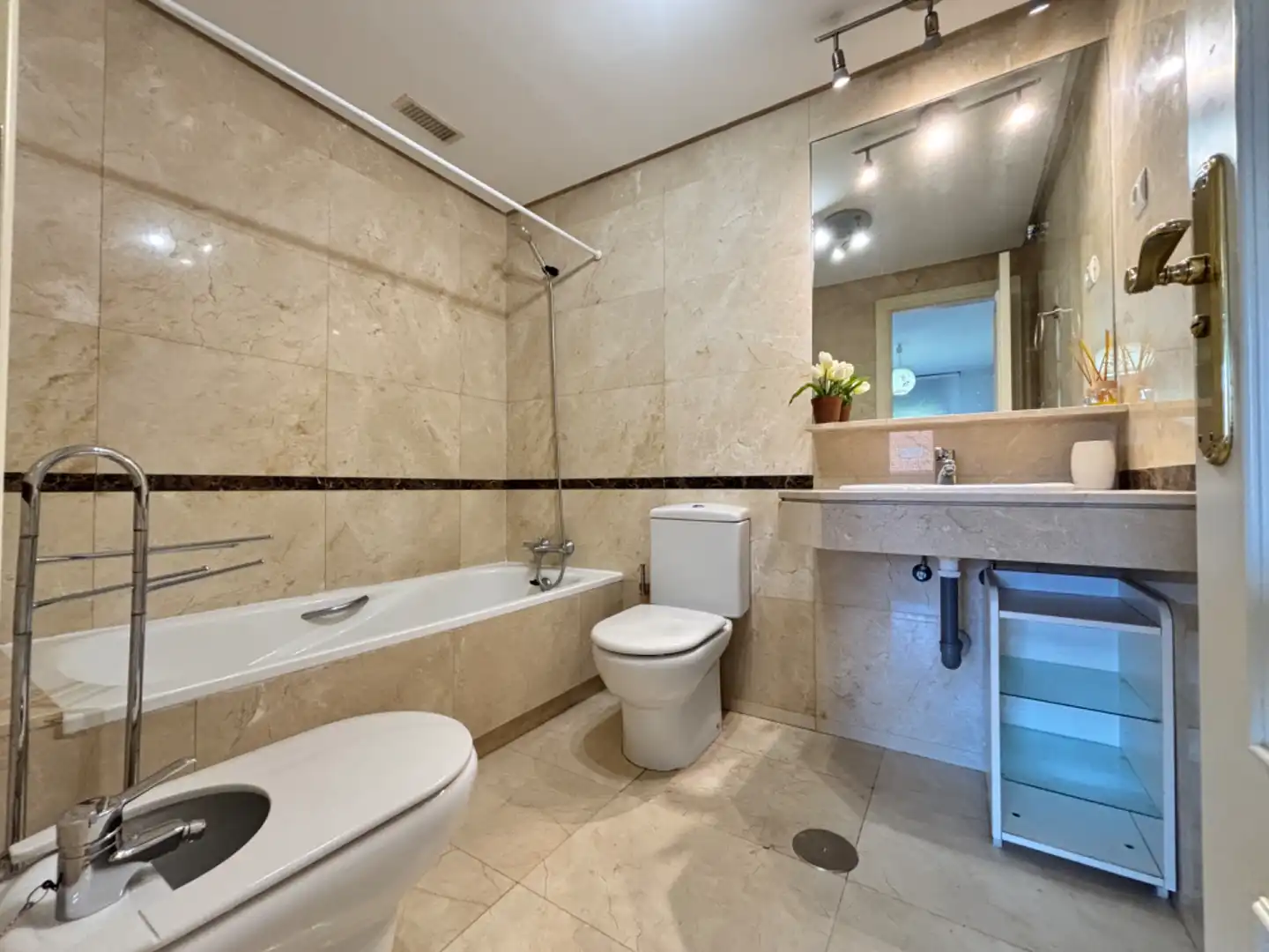 Badezimmer von Wohnung zum Verkauf in Majadahonda mit Klimaanlage, Heizung und Privatgarten