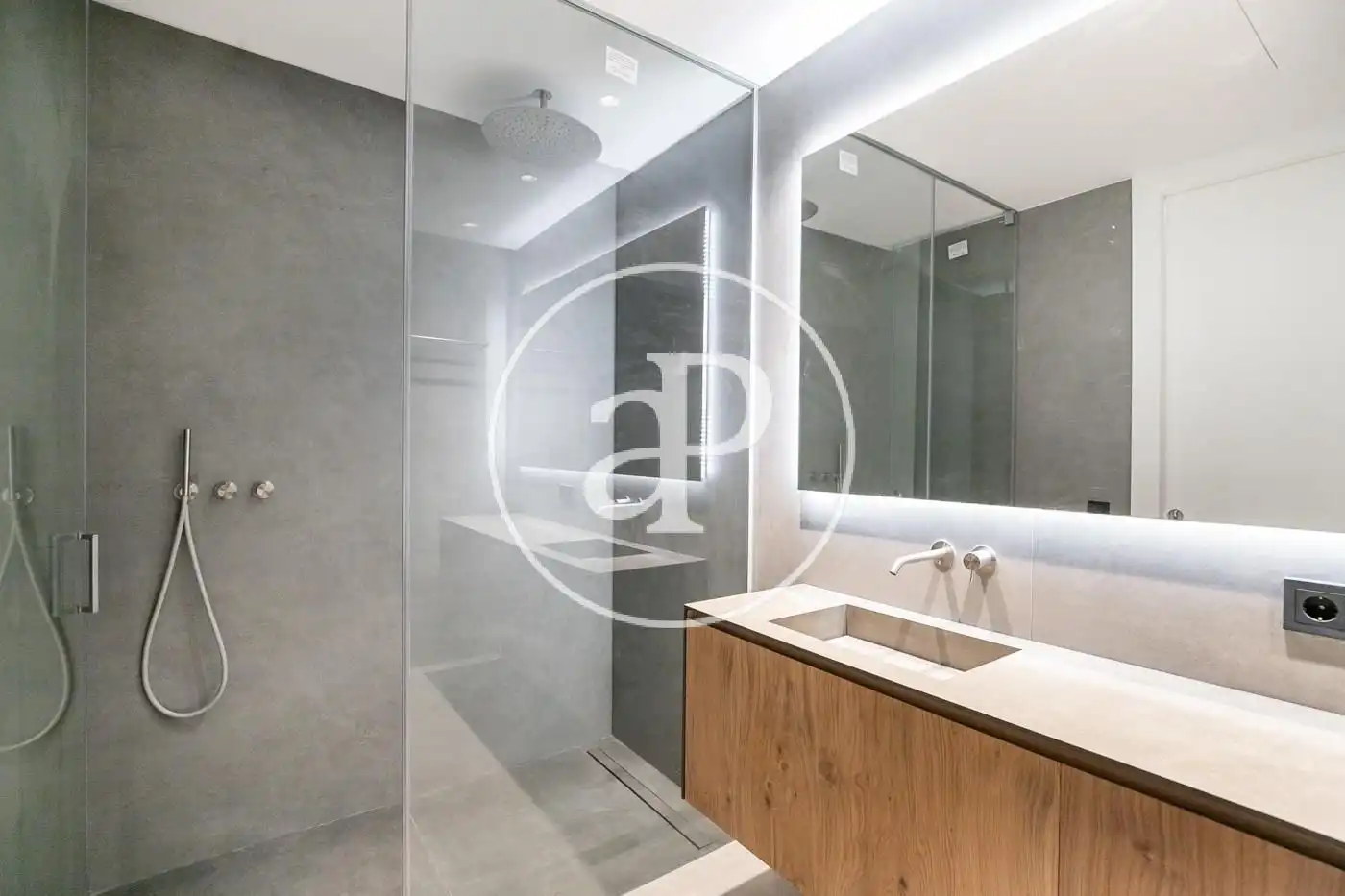 Badezimmer von Wohnung zum Verkauf in Barcelona mit Klimaanlage, Heizung und Privatgarten