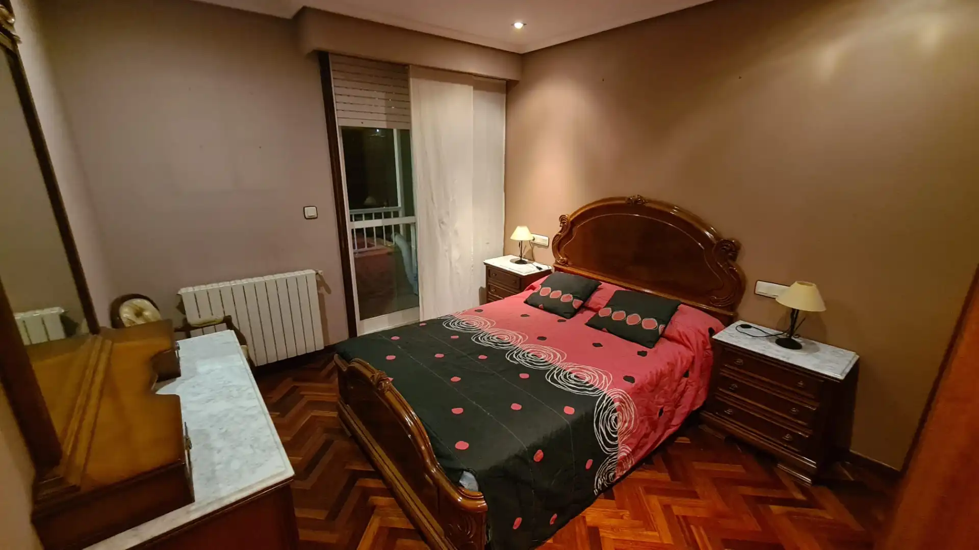 Dormitori de Pis de lloguer en Ourense Capital  amb Calefacció, Parquet i Moblat