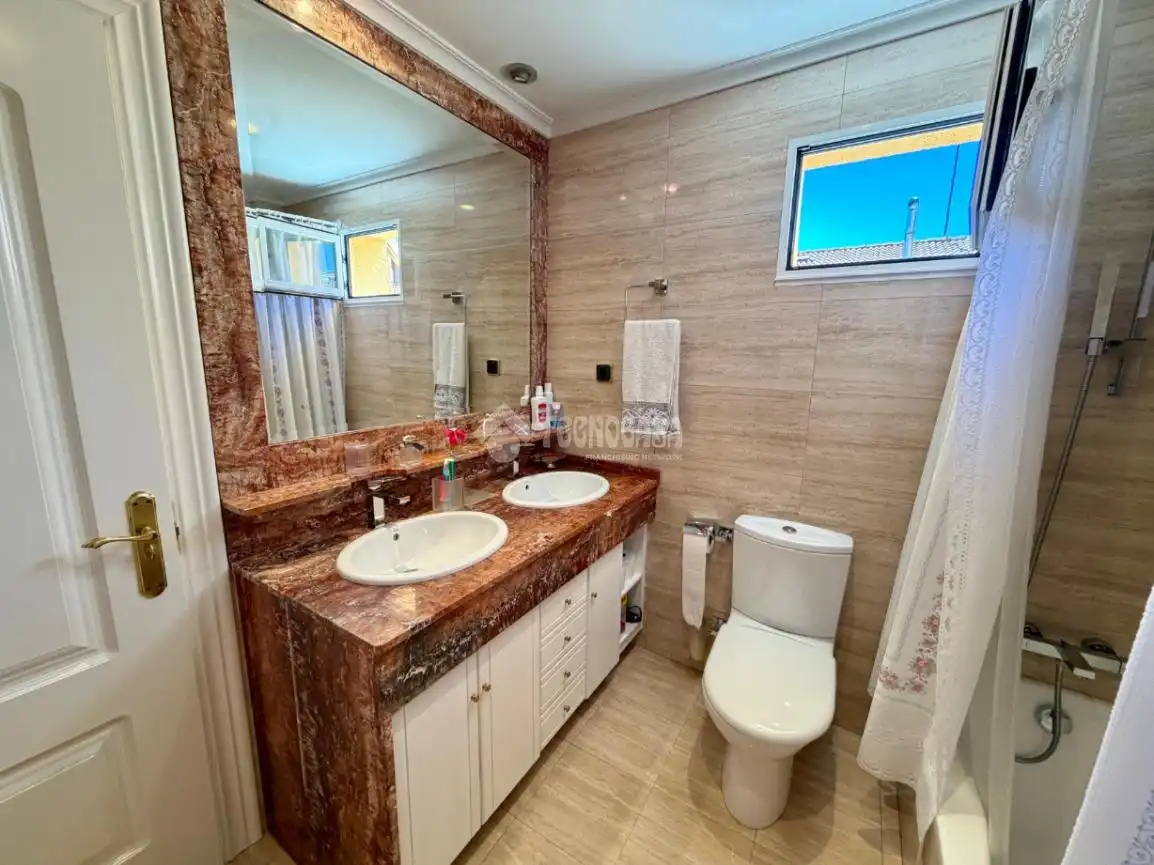 Baño de Casa adosada en venta en León Capital  con Parquet, Terraza y Amueblado