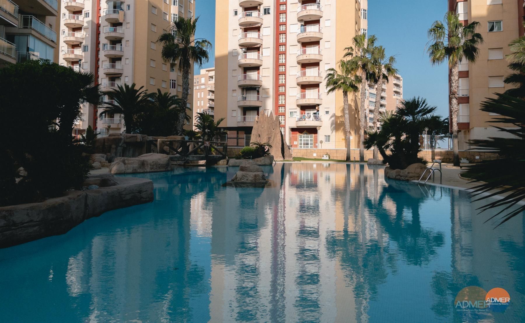 Piscina de Pis en venda en La Manga del Mar Menor amb Terrassa, Balcó i Piscina comunitària