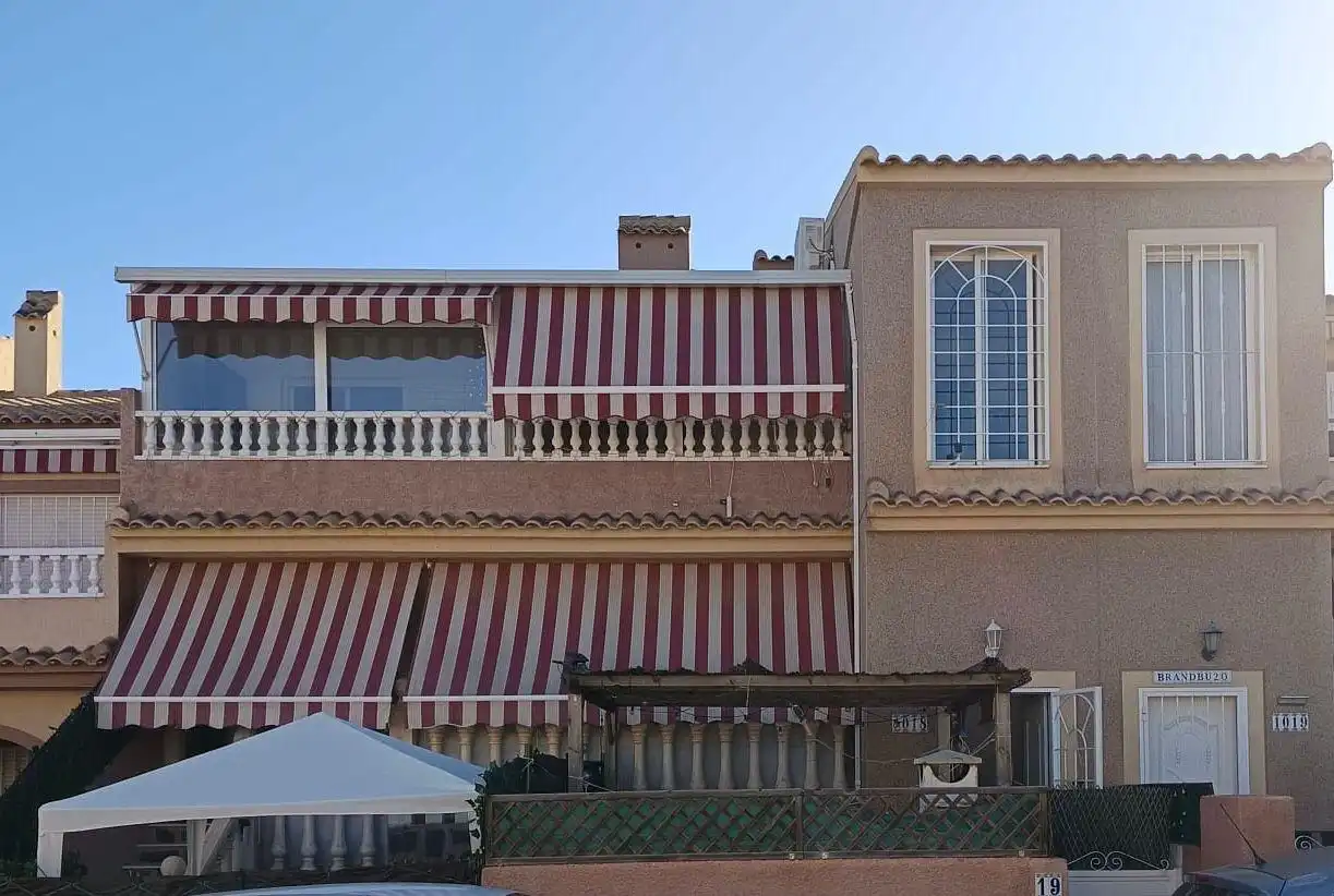 Vista exterior de Casa adosada en venda en Santa Pola amb Jardí privat i Piscina comunitària